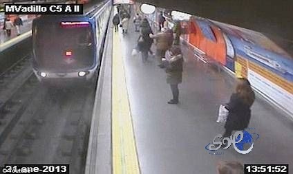 بالفيديو ..إسبانية تنجو من الدهس تحت القطار