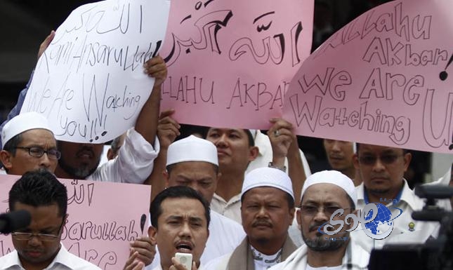 مسلمو ماليزيا يهددون بحرق الإنجيل لاحتوائه اسم (الله)