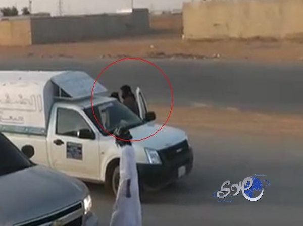 بالفيديو..متجمهرون في الرياض يعبثون بمركبات المارة بالتفحيط والتشويه