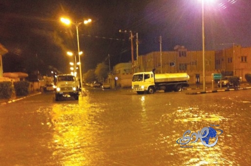 بلدية رفحاء تُشكِّل فريق عمل طارئ لتصريف مياه الأمطار