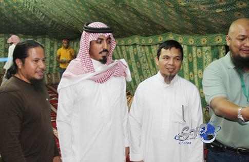 الأمير سعود يلقن 13 فلبينيا الشهادتين في ملتقى حُجة وهداية بالرياض
