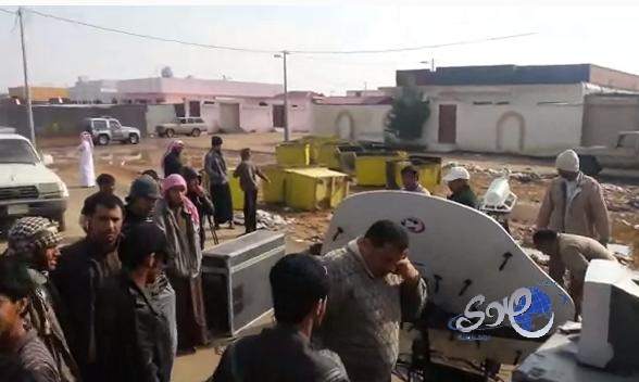 بالفيديو.. أهالي تبوك يطردون فريق تصوير التلفزيون السعودي