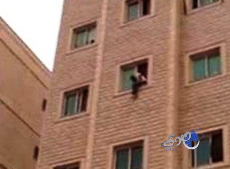 بالفيديو..مصري يلقي بنفسه من الطابق الرابع بالكويت