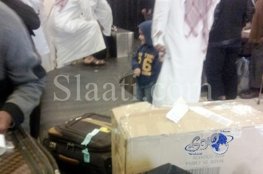 عطل في شريط الأمتعة يحوِّل المسافرين في مطار الطائف إلى حاملي أمتعة