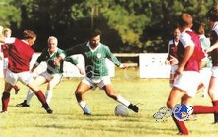 صورة نادرة لمحمد بن راشد وهو يلعب كرة القدم مع فريق إيرلندي