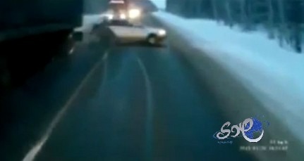 بالفيديو ..نجاة طفلة بأعجوبة بعد سقوطها من سيارة والدها