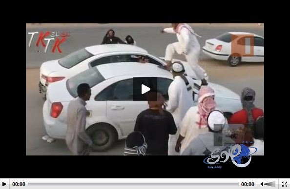 مرور الرياض يطيح بشاب ظهر في فيديو وهو يستوقف سيارات المارة للتفحيط بها