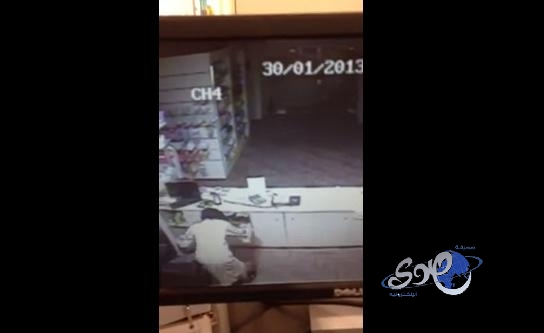 بالفيديو .. شاب يسرق صيدلية في الخرج