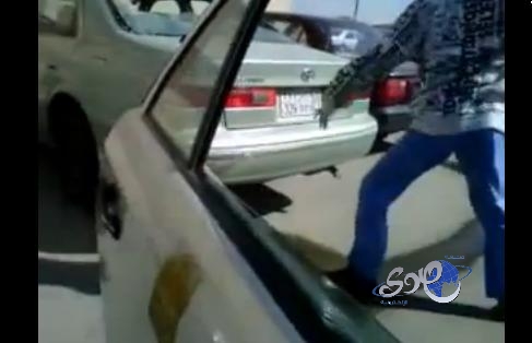 بالفيديو.. طلاب يهشمون سيارة وكيل مدرسة منعهم من الدخول بالبرمودا