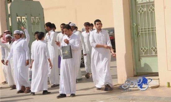 طلاب ثانوية يضربون مدير المدرسة بالأحذية وقوارير المياه في الرياض