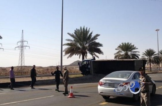 بالصور..انقلاب ناقلة “إسفلت” على دائري حائل