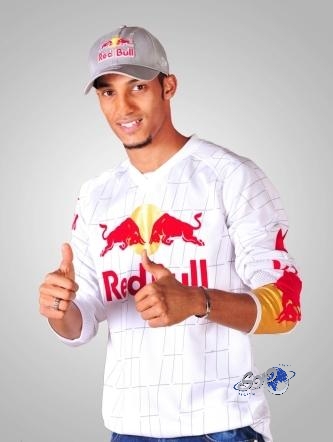 نايف هزازي يوقع عقد الانضمام إلى فريق “ريد بول” الأمريكي