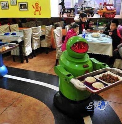 بالفيديو..مطعم صيني يقدم خدماته بواسطة رجال آليين
