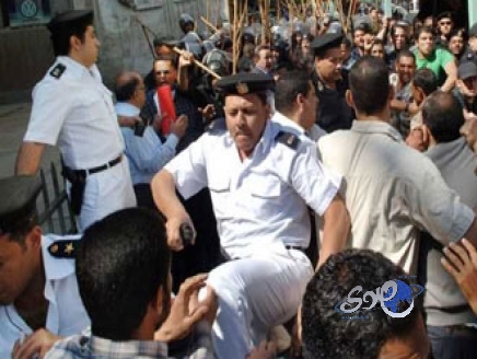 بالفيديو..قوات الأمن المصرية تسحل مواطناً معتصما عارياً