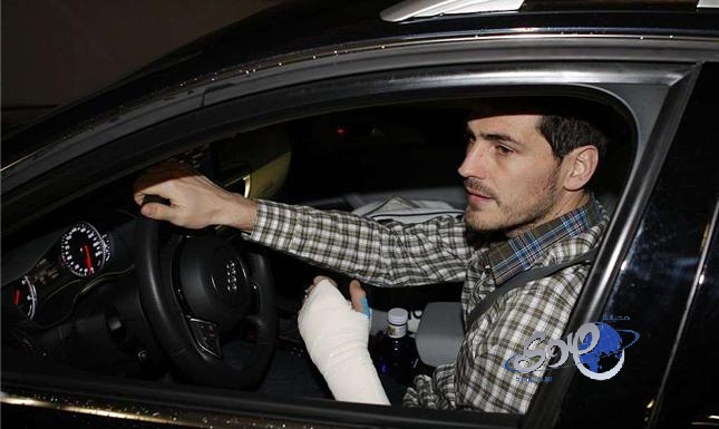 المرور الإسباني يعاقب كاسياس وبيكيه لقيادتهما السيارة بـ (يد واحدة)