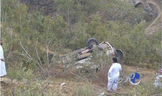 سقوط سيارة مرافقي وكيل وزارة التربية من أعلى جبال فيفا
