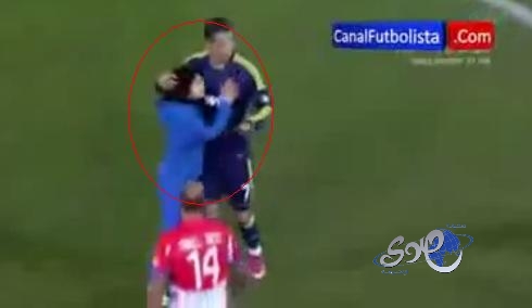 بالفيديو..طفل يقتحم الملعب ويفاجئ رونالدو وميسي بتحية عنيفة