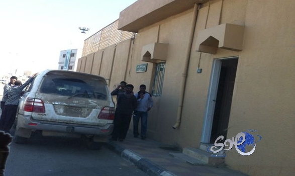 بالصور..عمالة يتجمعون يومياً عند ثانوية بنات بالقريات
