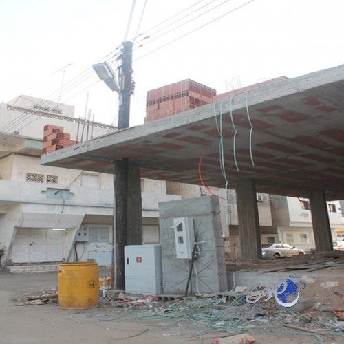 بالصور..عمود كهرباء يخترق سقف عمارة في أملج