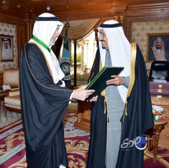 ولي العهد يقلد الدكتور عمر فؤاد حمزة وسام الملك عبدالعزيز