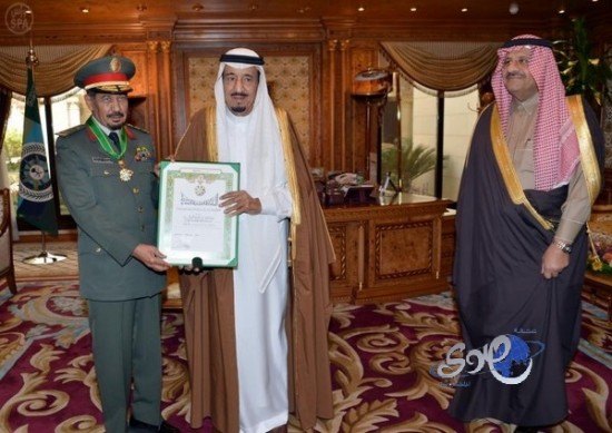 ولي العهد يُقلّد نائب رئيس هيئة الأركان وسام “المؤسس”