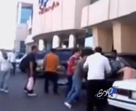 بالفيديو .. سوريون يضربون “شبيح أسدي” أمام مركز تجارى فى جدة‎
