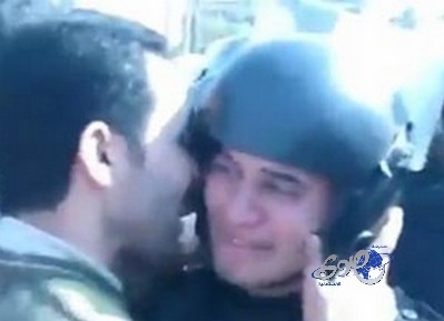 بالفيديو.. بكاء جندي مصري أثناء الإشتباكات والمتظاهرون يهدئون روعه
