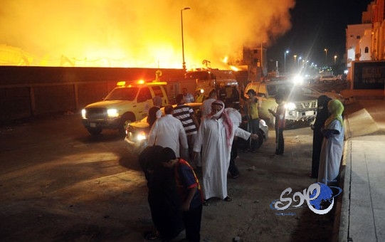 بالصور :حريق مستودعات يجبر بعض سكان &#8220;عدل جدة &#8220;على إخلاء منازلهم