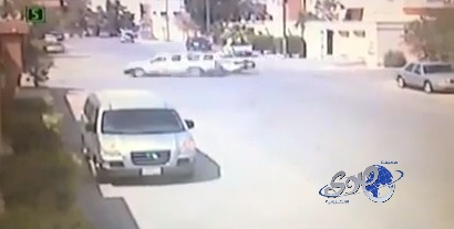 بالفيديو:كاميرا منزل تصور حادث سيارة دورية