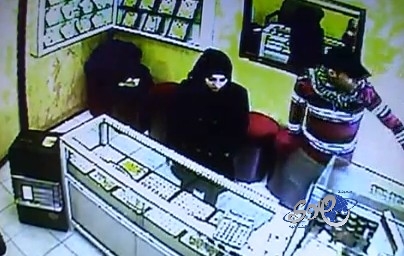 بالفيديو.. فتاة تغافل صاحب محل ذهب و تسرق “إسوارة وعقد” في الأردن