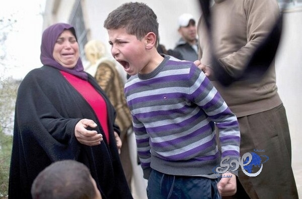 ردة فعل للطفل الفلسطيني عندما عاد من المدرسة ووجد منزله يهدم