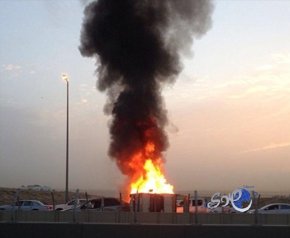 بالصور.. السيطرة على حريق شاحنة وسيارة بالقرب من الجسر المعلق بالرياض