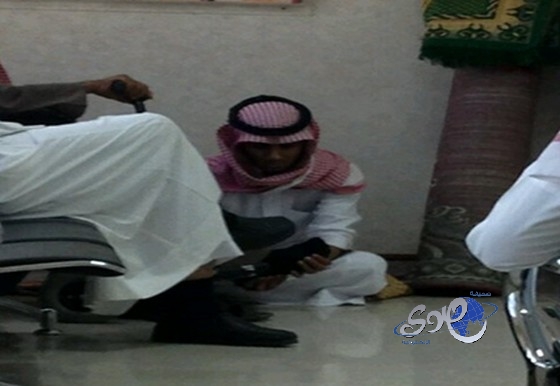 التقاط صورة رائعة لشاب سعودي يدلك قدم والده في المطار