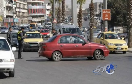 بالفيديو..أردني يغلق شارعاً بسيارته احتجاجاً على مخالفة سير