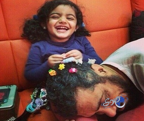 صورة ابنة سلمان العودة وهي تمشط شعر والدها تجذب الآلاف