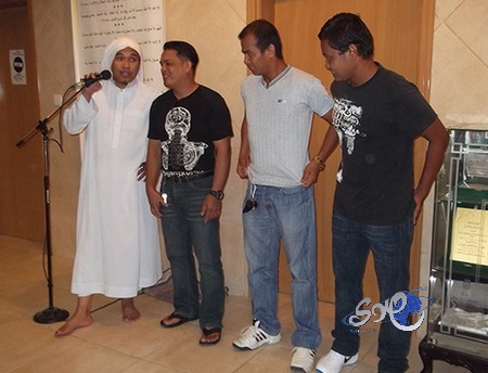 ( 1.078 ) شخصاً يشهرون إسلامهم بالمكتب التعاوني للدعوة في حي الروضة