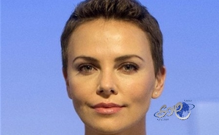 تشارليز ثيرون تنصح النساء بحلق شعرهن