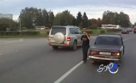 بالفيديو.. الروسي ” معلم الأغبياء ” يصدم بحافلته السيارات المخالفة