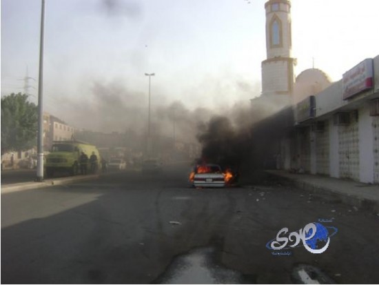 بالصور..حريق سيارة يخرج المصلين من جامع اللحياني بمكة