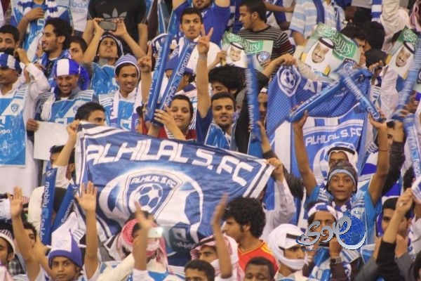 محمد عبده خلال حضوره حفل لفرقة قلالي للفنون الشعبية في البحرين..فيديو