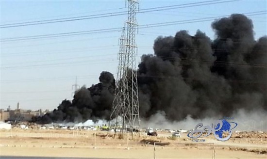 بالصور والفيديو ..مخلفات البناء تسبب حريقاً في حي العريجاء بالرياض