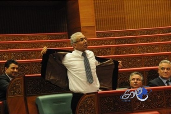 بالصور..برلماني مغربي يعري &#8220;بطنه&#8221; احتجاجا على رئيس الحكومة