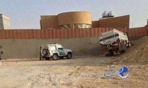 بالصور.. سائق يفقد السيطرة على شاحنته بعد خلل مكابحها بالرياض