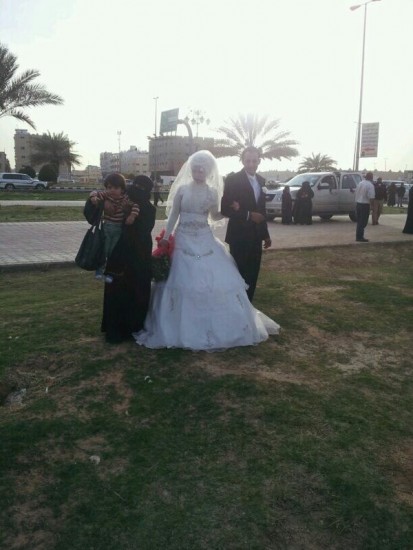 بالصور.. شاب مصري يحتفل وعروسه بزواجهما في ممشى تبوك