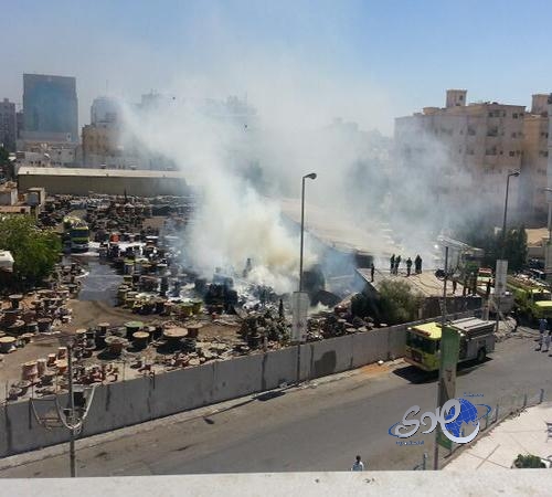 بالصور.. حريق هائل بمستودع في جدة