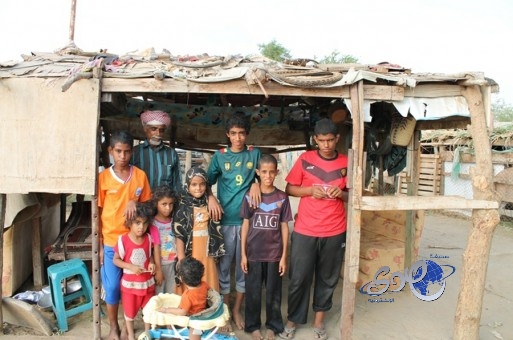 في جازان..سعودي يعيش مع أبناءه الـ11 في غرفة خشب منذ 25 عاما