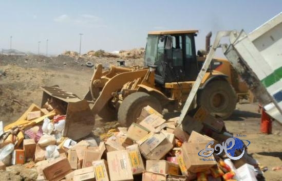 بلدية خميس مشيط تتلف 2 طن من المواد الغذائية منتهية الصلاحية