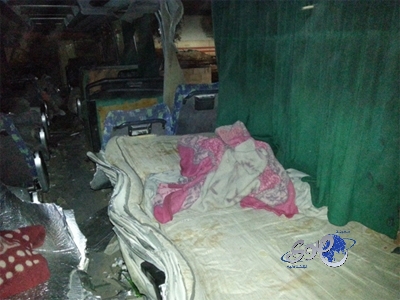 بالصور.. عمالة مخالفة بالرياض تحول “حافلة” إلى سكن لهم