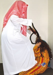 فتاة عشرينية تستنجد بـ “حقوق الإنسان ” لحمايتها وأسرتها من عنف أقاربهم