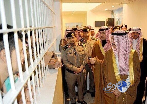 مغردون يتناقلون صورة لزيارة أمير الرياض للمفحطين في السجن